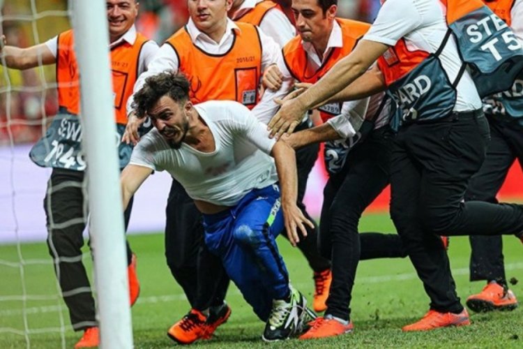 UEFA ma&ccedil;ında sahaya atlayan YouTuber'ın cezası belli oldu
