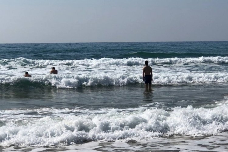 Turistlerin dalgaya rağmen deniz keyfi