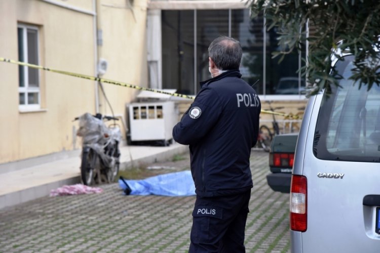 Eşini ve &ccedil;ocuklarını evden g&ouml;nderdi, 7'nci kattan &ouml;l&uuml;me atladı
