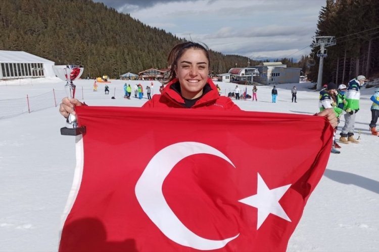 Milli kayak&ccedil;ı Sıla Kara, Bulgaristan'da bronz madalya kazandı