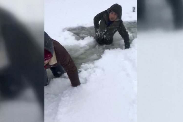 Buz kırılınca g&ouml;lete d&uuml;şen iki gen&ccedil; kurtuldu