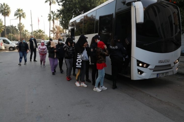 Evlilik vaadiyle yurt dışından getirip fuhuş yaptırdılar!