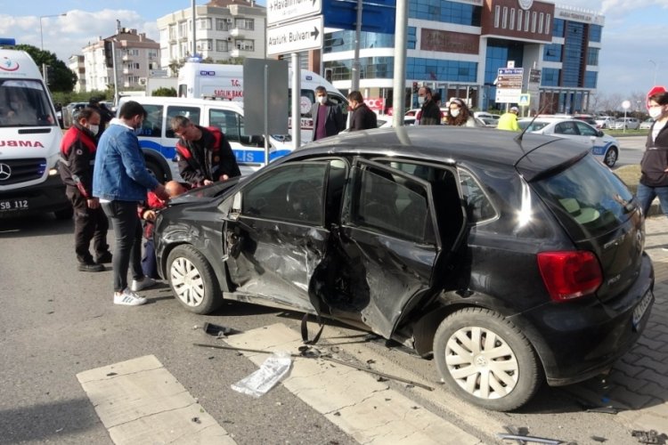 Kavşakta iki otomobil &ccedil;arpıştı: 5 yaralı