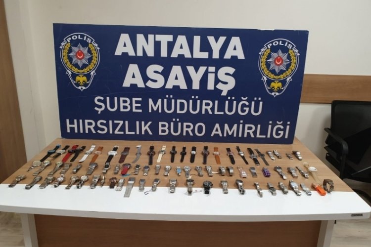 Kapıyı zorlayarak girdikleri iş yerinden 30 bin liralık saat &ccedil;aldılar