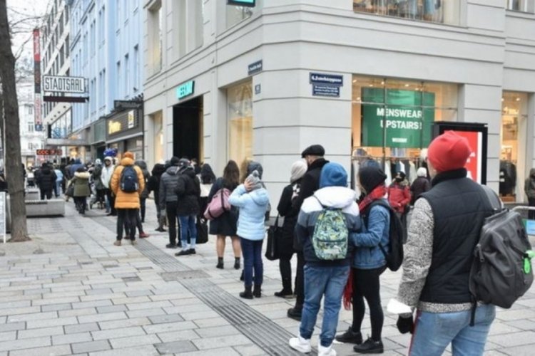 Avusturya'da sıkı koronavir&uuml;s karantinası 6 hafta sonra sona erdi: Uzun kuyruklar oluştu!