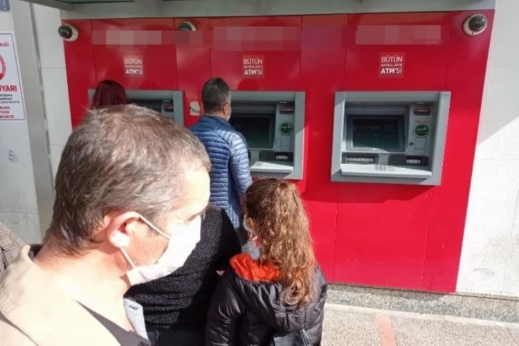 ATM'ye t&uuml;k&uuml;r&uuml;lmesi vatandaşın tepkisini &ccedil;ekti