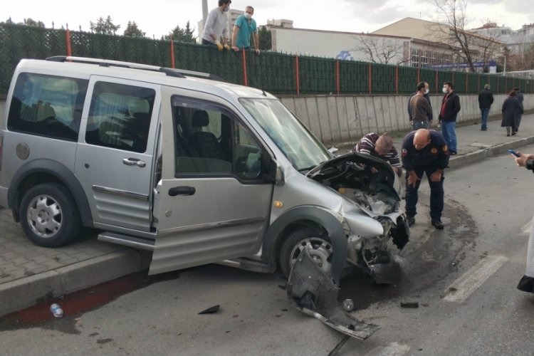 Araç duvara çarptı, sürücü şok geçiren kızını teselli etti Güncel Araç duvara çarptı, sürücü şok geçiren kızını teselli etti Güncel