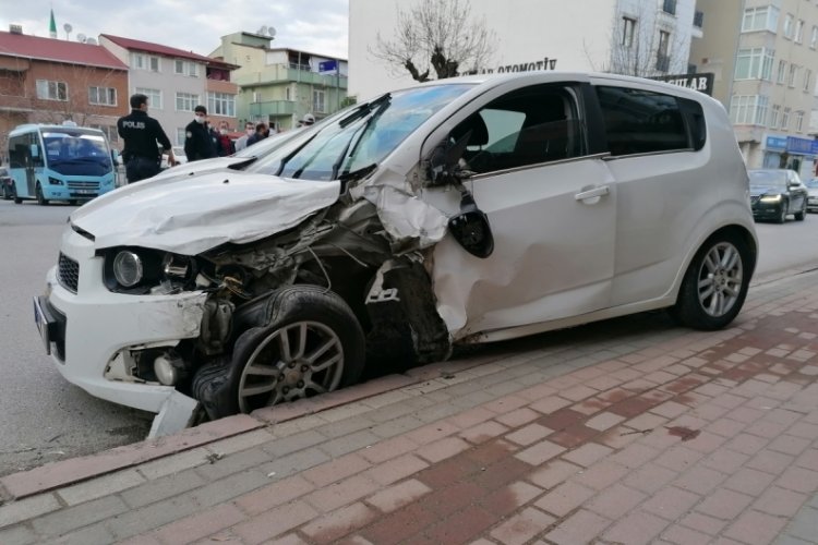 Kafa kafaya &ccedil;arpışan ara&ccedil;lardan biri yayaya &ccedil;arptı