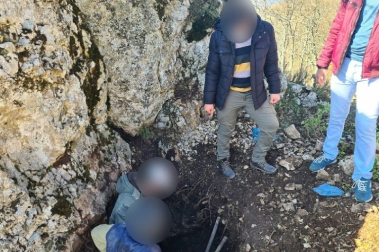 Bursa'da ka&ccedil;ak kazı yapan 2 ş&uuml;pheli su&ccedil;&uuml;st&uuml; yakalandı