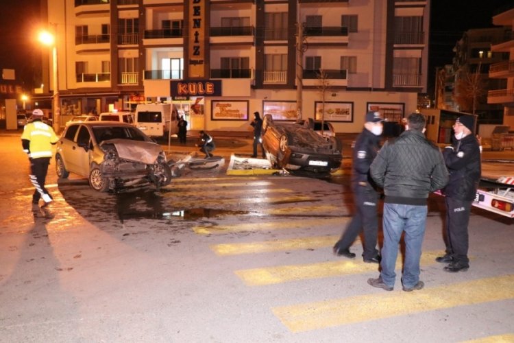 İki otomobilin hurdaya d&ouml;nd&uuml;ğ&uuml; kazada 1'i bebek 7 yaralı