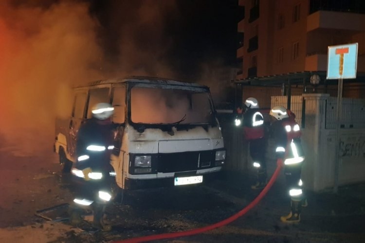 Park halindeki minib&uuml;s alev topuna d&ouml;nd&uuml;