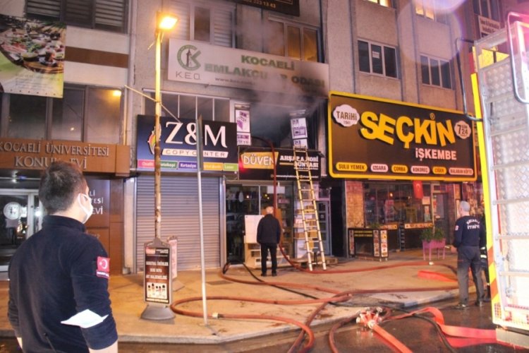 İş yerinde &ccedil;ıkan yangın bina sakinlerini sokağa d&ouml;kt&uuml;