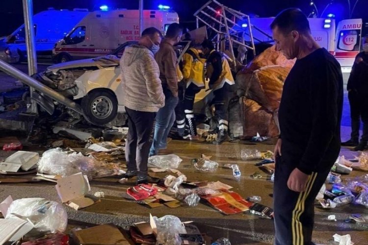 Kağıt toplayıcısı ara&ccedil; ile otomobil kafa kafaya &ccedil;arpıştı: 5 yaralı