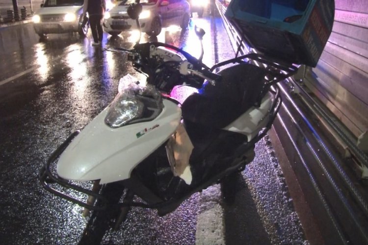 Motosikletli kurye bariyerlere &ccedil;arptı: 1'i ağır 2 yaralı