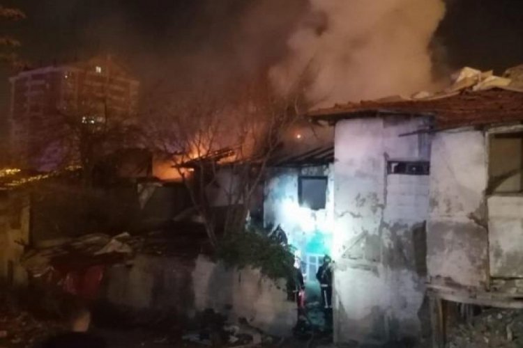 Ankara'da metruk binada yangın &ccedil;ıktı