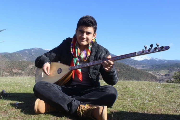 Bursa'da 3 parmağıyla bağlama &ccedil;alan gen&ccedil;, usta sanat&ccedil;ılara taş &ccedil;ıkartıyor
