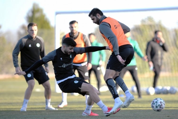 Konyaspor kupa ve lig ma&ccedil;ı hazırlıklarını s&uuml;rd&uuml;rd&uuml;