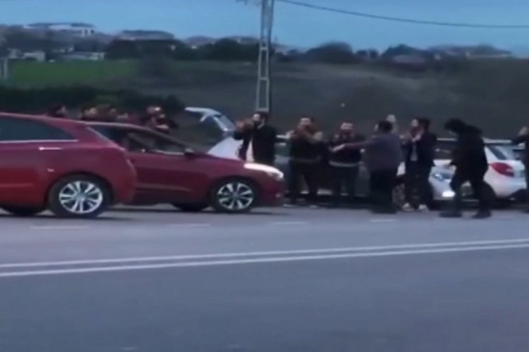 Yol kenarında maskesiz, mesafesiz halay