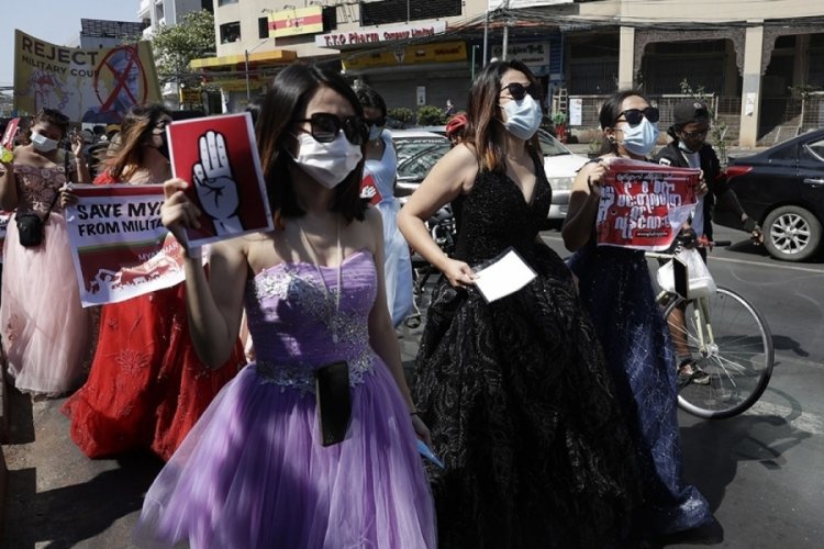 Myanmar'da darbeye karşı kost&uuml;ml&uuml; protesto