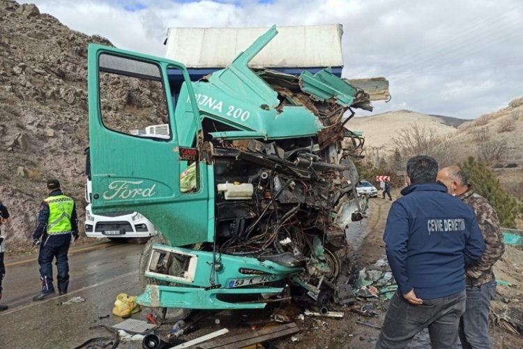 Tır ile &ccedil;&ouml;p kamyonu &ccedil;arpıştı: 6 yaralı
