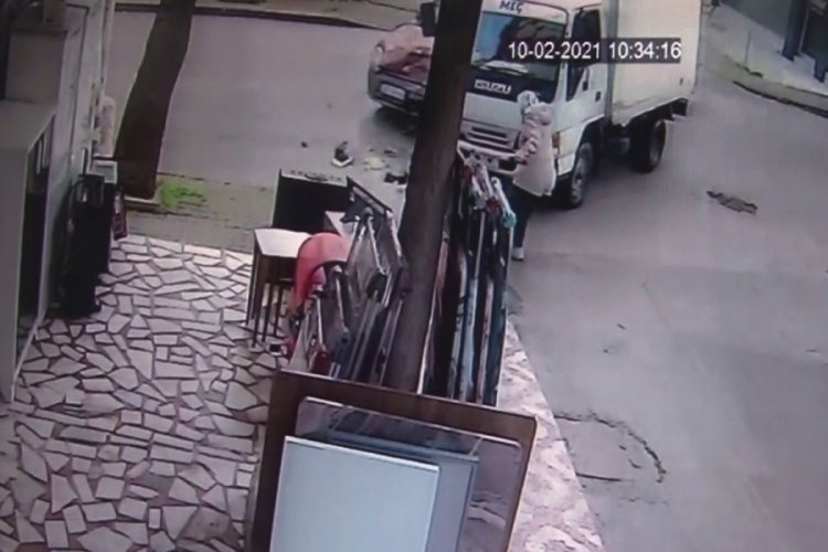 İki aracın altında kalmaktan son anda kurtuldu