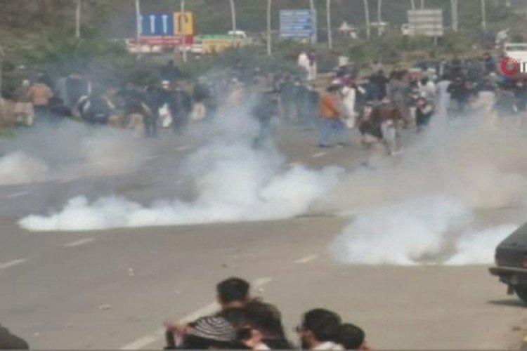 Pakistan'da protesto d&uuml;zenleyen memurlara sert m&uuml;dahale