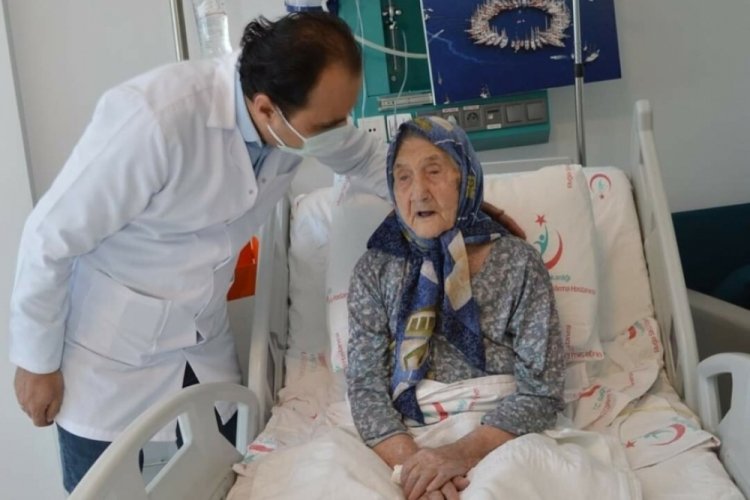 98 yaşında koronavir&uuml;s&uuml; yendi