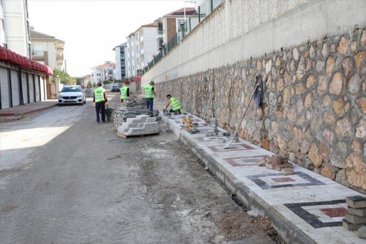 Bursa İneg&ouml;l'deki 75 sokakta kaldırım &ccedil;alışması s&uuml;r&uuml;yor