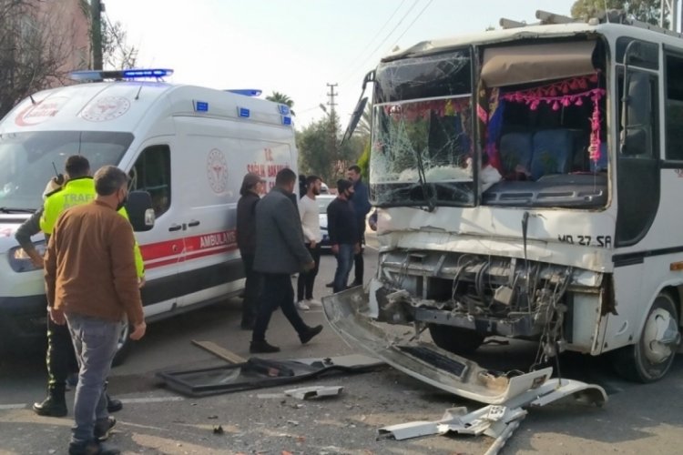 Tarım iş&ccedil;ilerini taşıyan midib&uuml;s kaza yaptı
