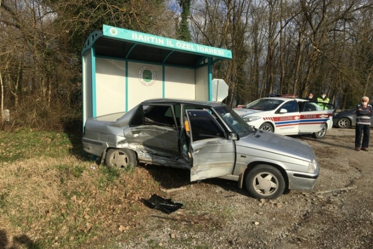 Bartın'da iki otomobil &ccedil;arpıştı: 1 yaralı