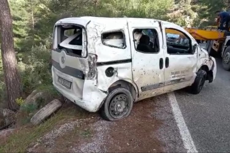 U&ccedil;uruma yuvarlanan belediye aracının şof&ouml;r&uuml; yaralandı