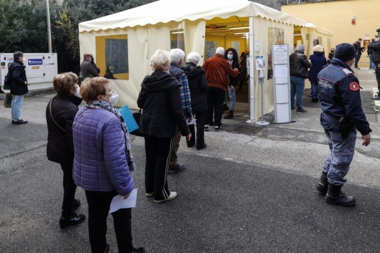 İtalya'da son 24 saatte Covid-19'a bağlı 336 can kaybı