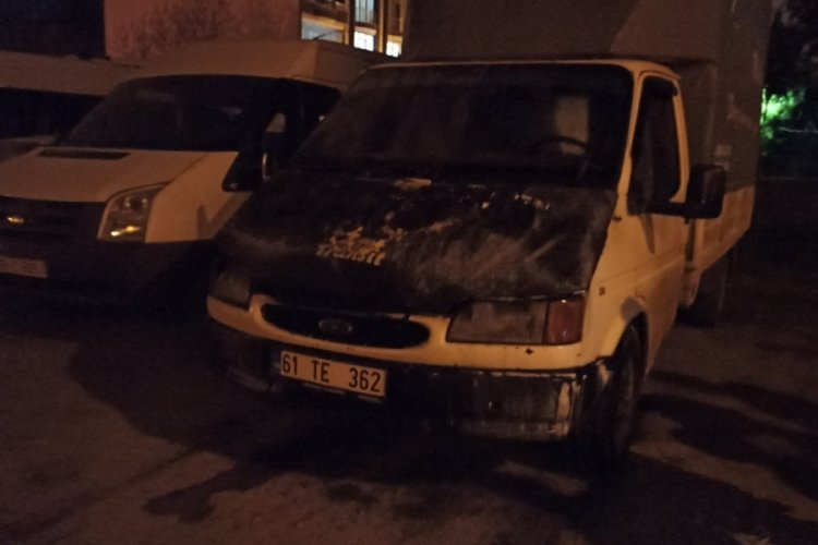Park halindeki kamyonette yangın &ccedil;ıktı
