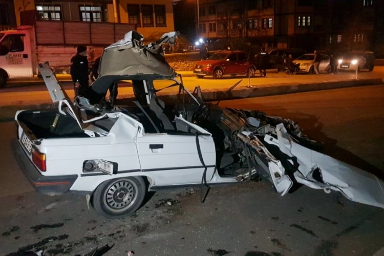 Kağıt gibi yırtılan ara&ccedil;tan yaralı kurtuldu