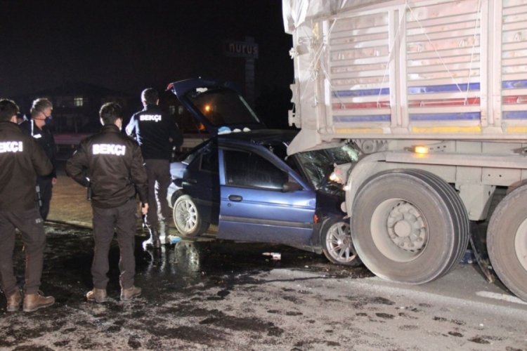 Otomobil tırın altında girdi: 1 &ouml;l&uuml;
