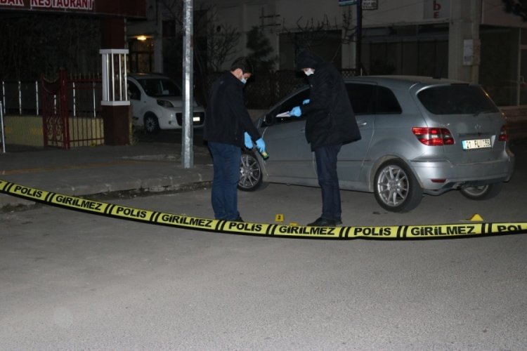 Sokak ortasında tartışan gruba ticari ara&ccedil;tan silahlı saldırı
