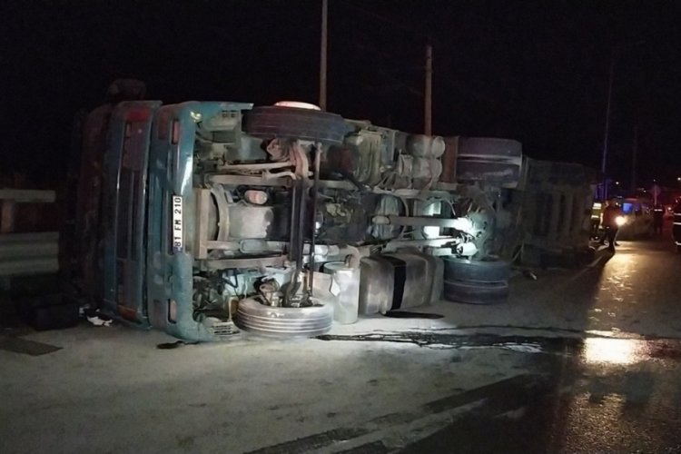 Freni boşalan beton malzeme y&uuml;kl&uuml; tır devrildi