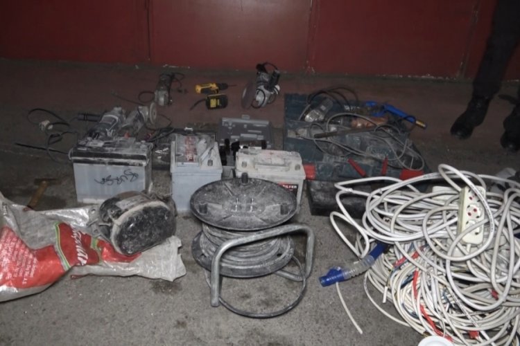 Bursa'da otomobillerden ak&uuml; &ccedil;alan ş&uuml;pheliler yakalandı