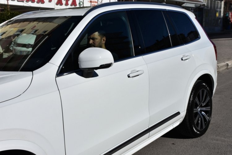 Sıfır kilometre olarak aldığı l&uuml;ks aracının kapısı farklı &ccedil;ıktı