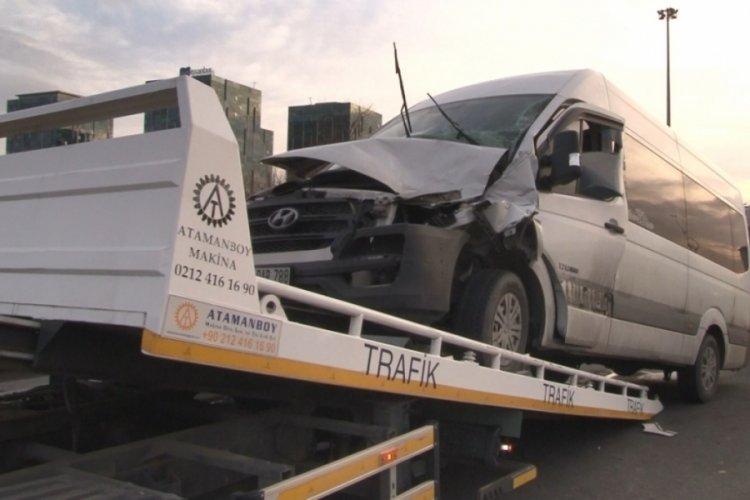 Yolcu minib&uuml;s&uuml; bariyerlere &ccedil;arptı