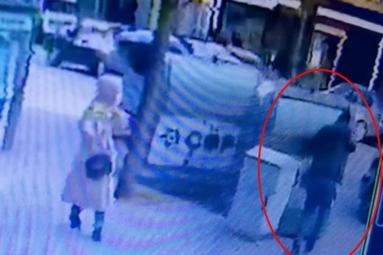 Bursa'da vatandaşın &ccedil;&ouml;p attığı sırada yaşanan kaza kamerada