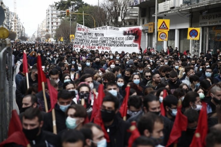 Yunanistan'da &ouml;ğrencilerden yeni yasa tasarısına karşı protesto