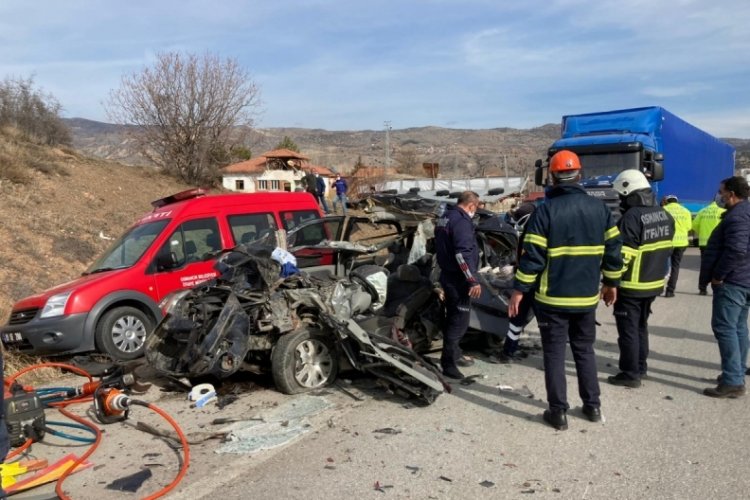TIR'a &ccedil;arpan otomobil hurdaya d&ouml;nd&uuml;: 1 &ouml;l&uuml;, 2 yaralı
