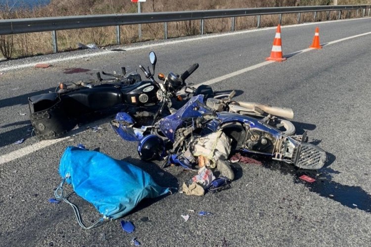 Motosikletler kafa kafaya &ccedil;arpıştı: 2 yaralı