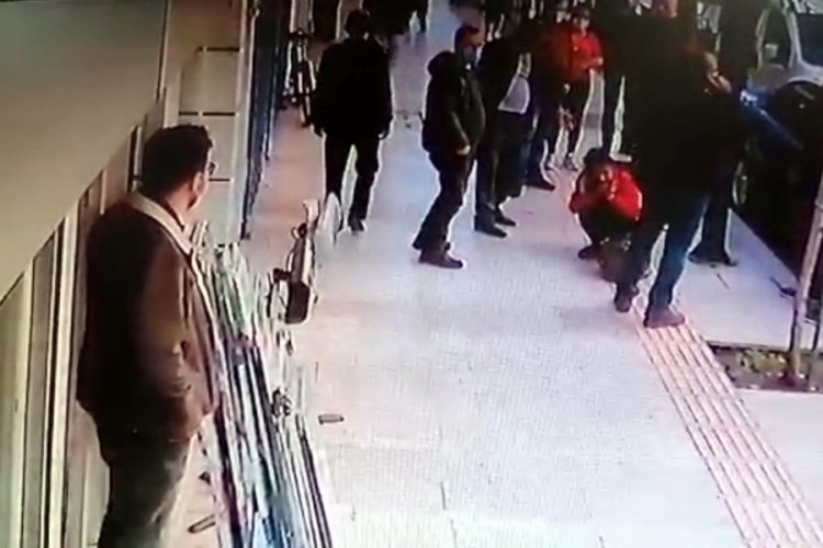 Gen&ccedil; kadın balkondan d&uuml;şt&uuml;, yoldakiler zor anlar yaşadı