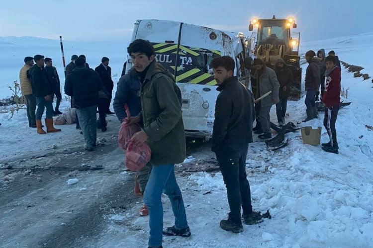 Ağrı'da k&ouml;y minib&uuml;s&uuml; devrildi: 5 yaralı