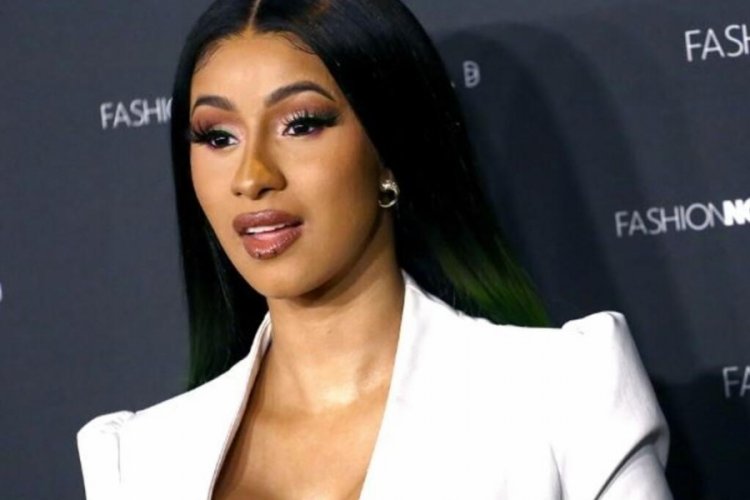 Cardi B, makyajını 2 yaşındaki kızına yaptırdı