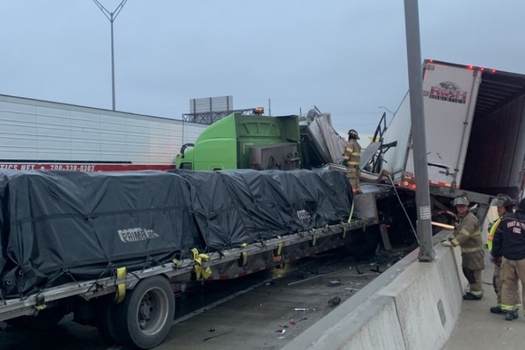 Texas'ta 70'den fazla ara&ccedil; birbirine girdi: 3 &ouml;l&uuml;
