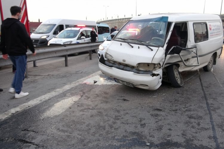 Minib&uuml;s ile otomobil &ccedil;arpıştı: 2 yaralı