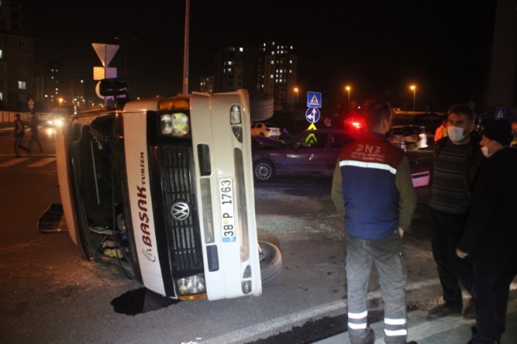 Otomobille &ccedil;arpışan iş&ccedil;i servisi yan yattı